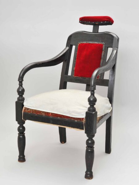 木製四脚理容椅子