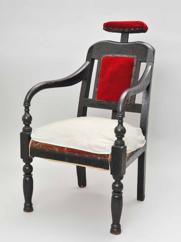 木製四脚理容椅子