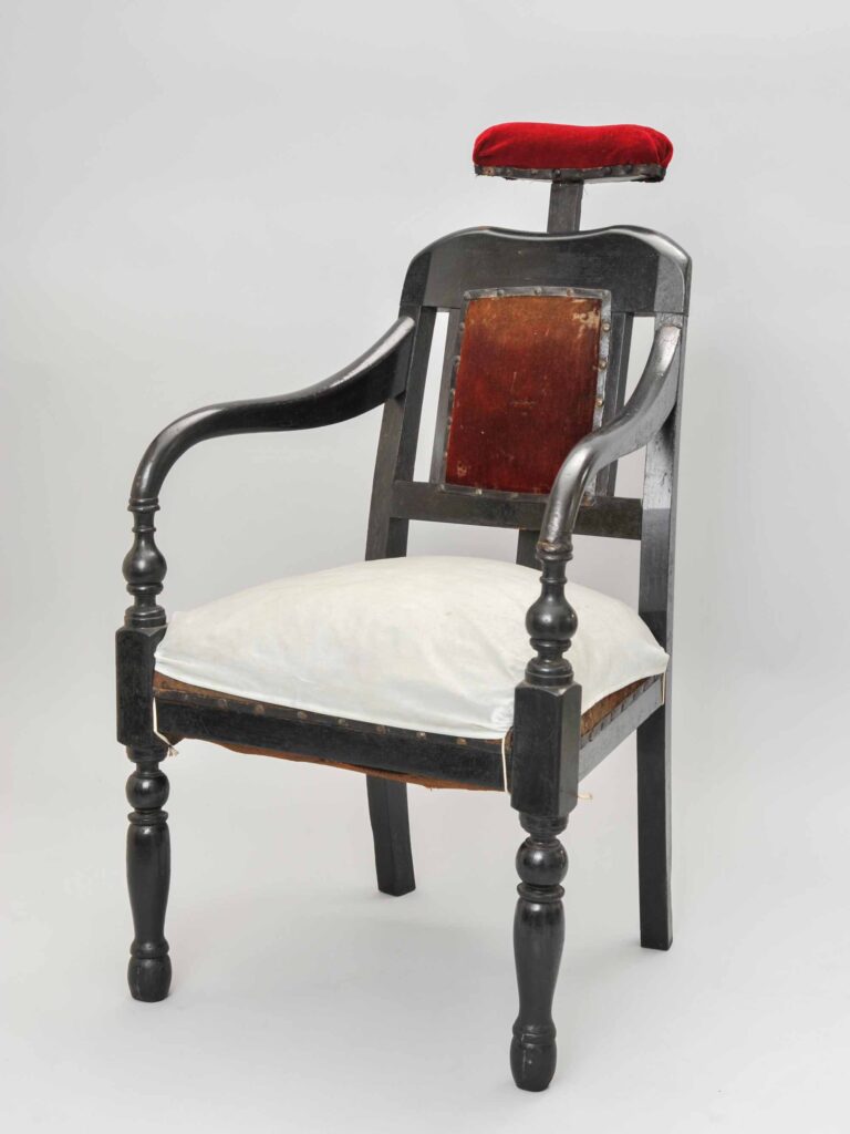 木製四脚理容椅子