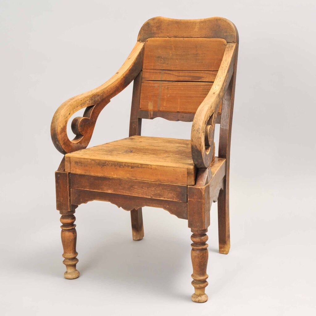 木製四脚理容椅子