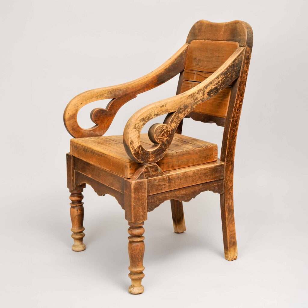 木製四脚理容椅子