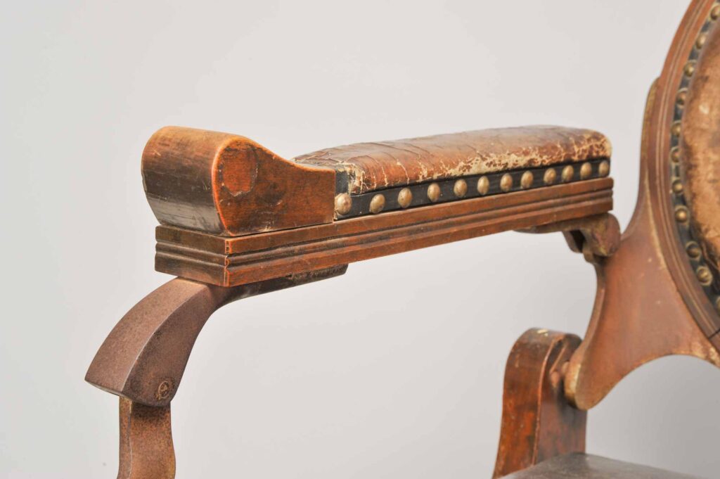 四脚半寝理容椅子