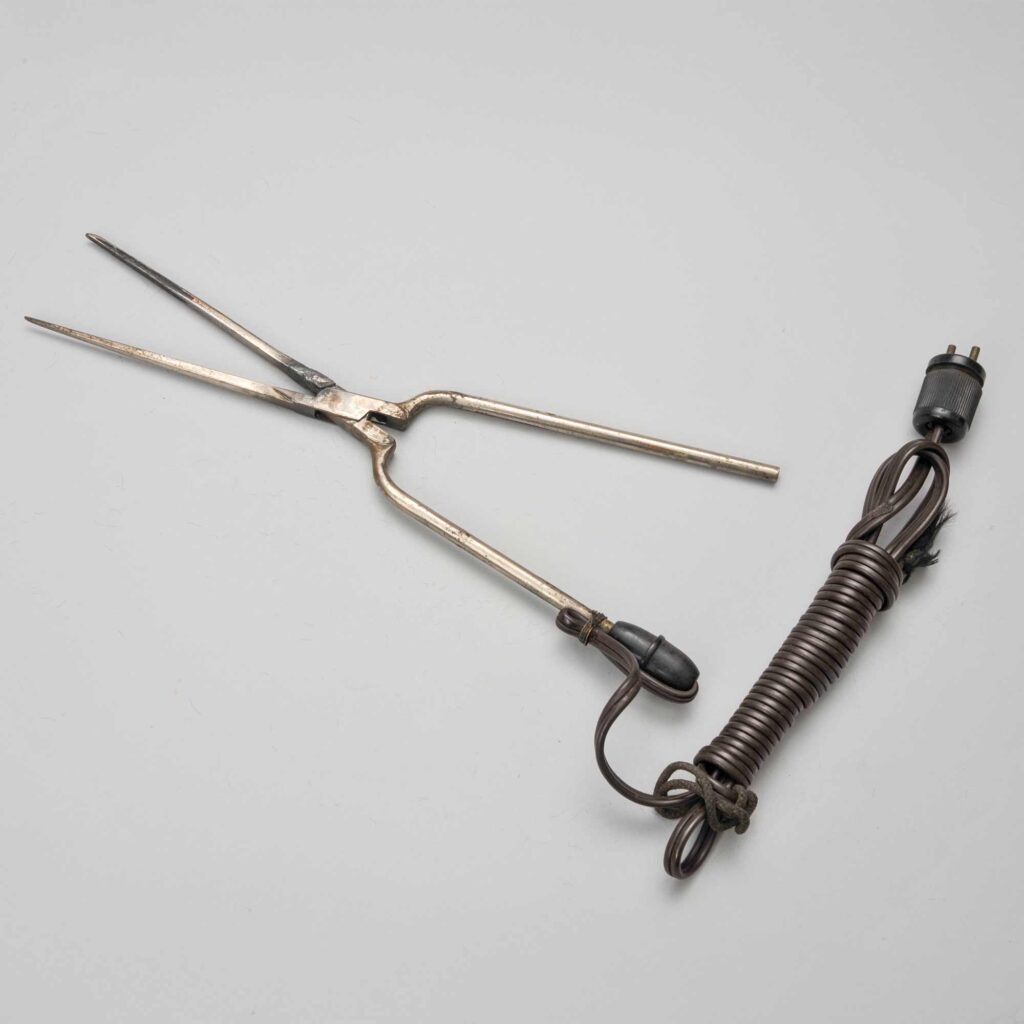 電気アイロン（昭和）野本高良氏（東京）寄贈