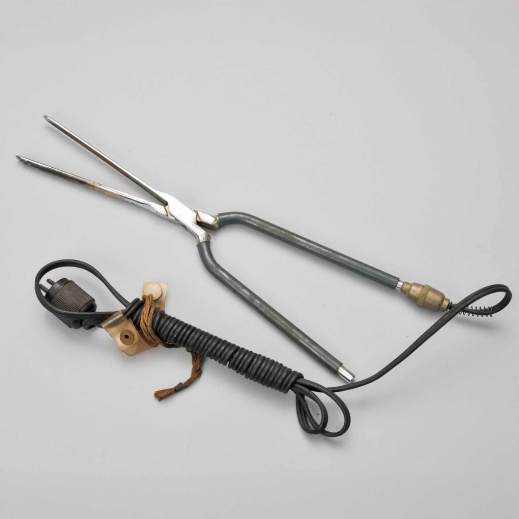 電気アイロン（昭和）野本高良氏（東京）寄贈