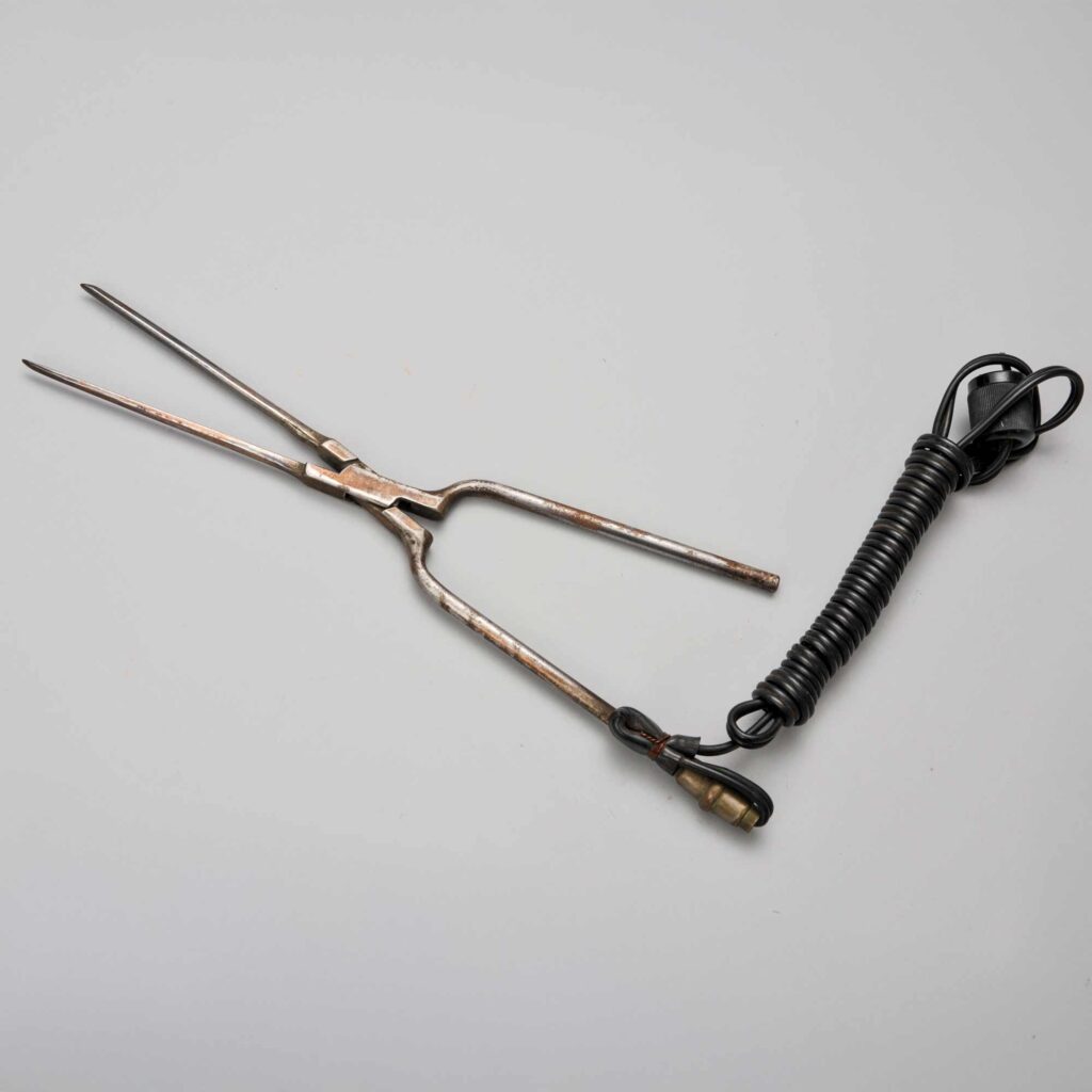 電気アイロン（昭和）野本高良氏（東京）寄贈