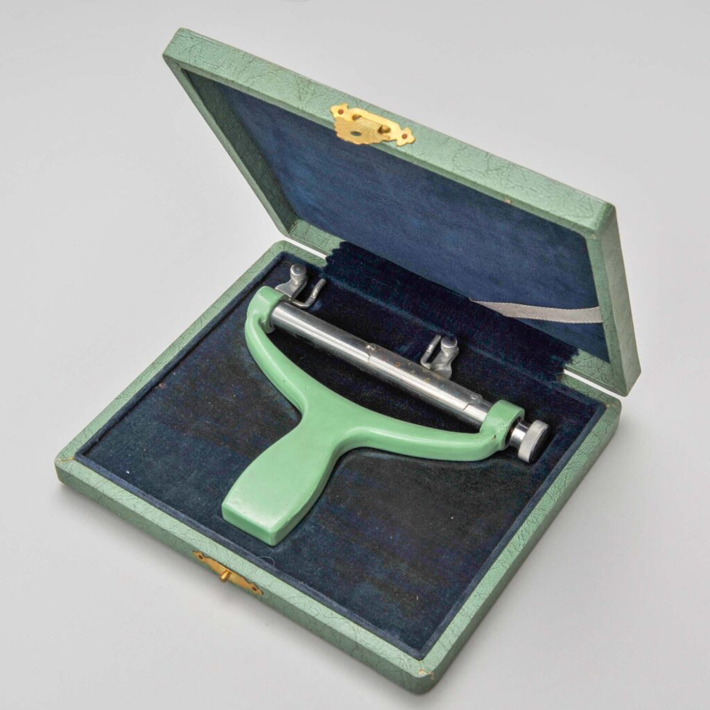 ハンド・ヘアテスター（毛髪測定器）昭和　松村重貴智氏（東京）寄贈