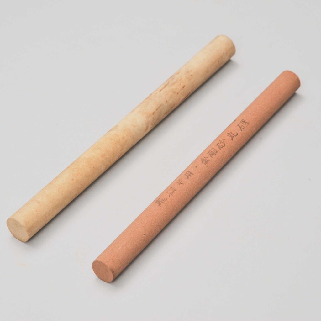 レーザー用・ハサミ用丸砥石／荒研ぎ用・金剛砂丸砥 松村重貴智氏（東京）寄贈