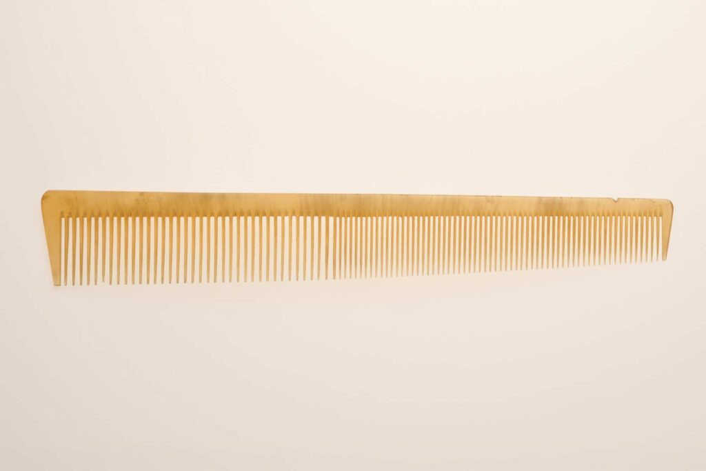 角製引分鯛櫛　日本理容七和会寄贈