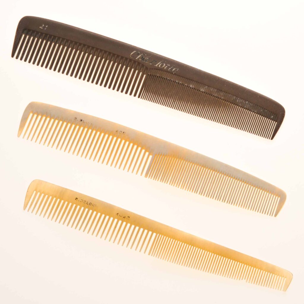 ジャン・ユーゴ氏《仏人》使用の道具（コーム）松村重貴智氏寄贈