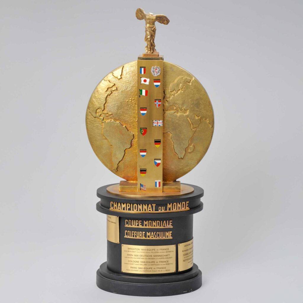 世界大会理容部門優勝トロフィー（レプリカ）
