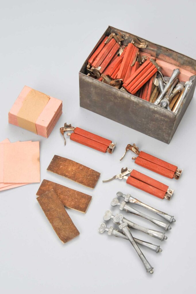 電髪用ペーパー・ロッド　昭和27年　杉村秀雄氏（千葉）寄贈