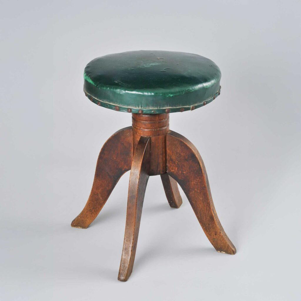 シャンプー用丸型椅子　昭和　杉田正次氏（埼玉）寄贈