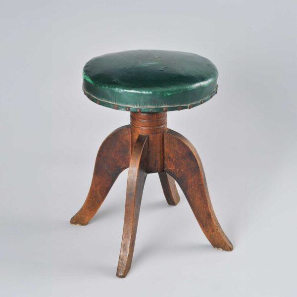 シャンプー用丸型椅子　昭和　杉田正次氏（埼玉）寄贈