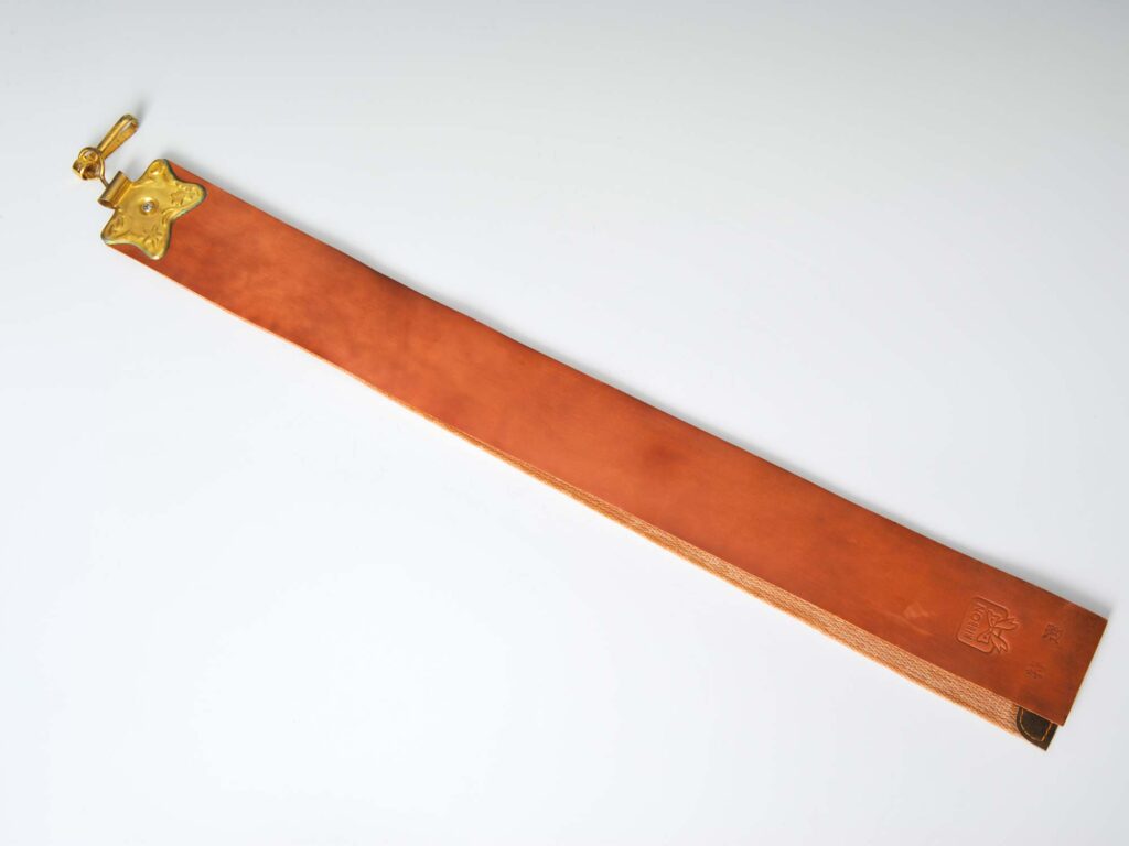 リボン商会革砥ストラップ　昭和44年　河合靖臣氏（東京）寄贈