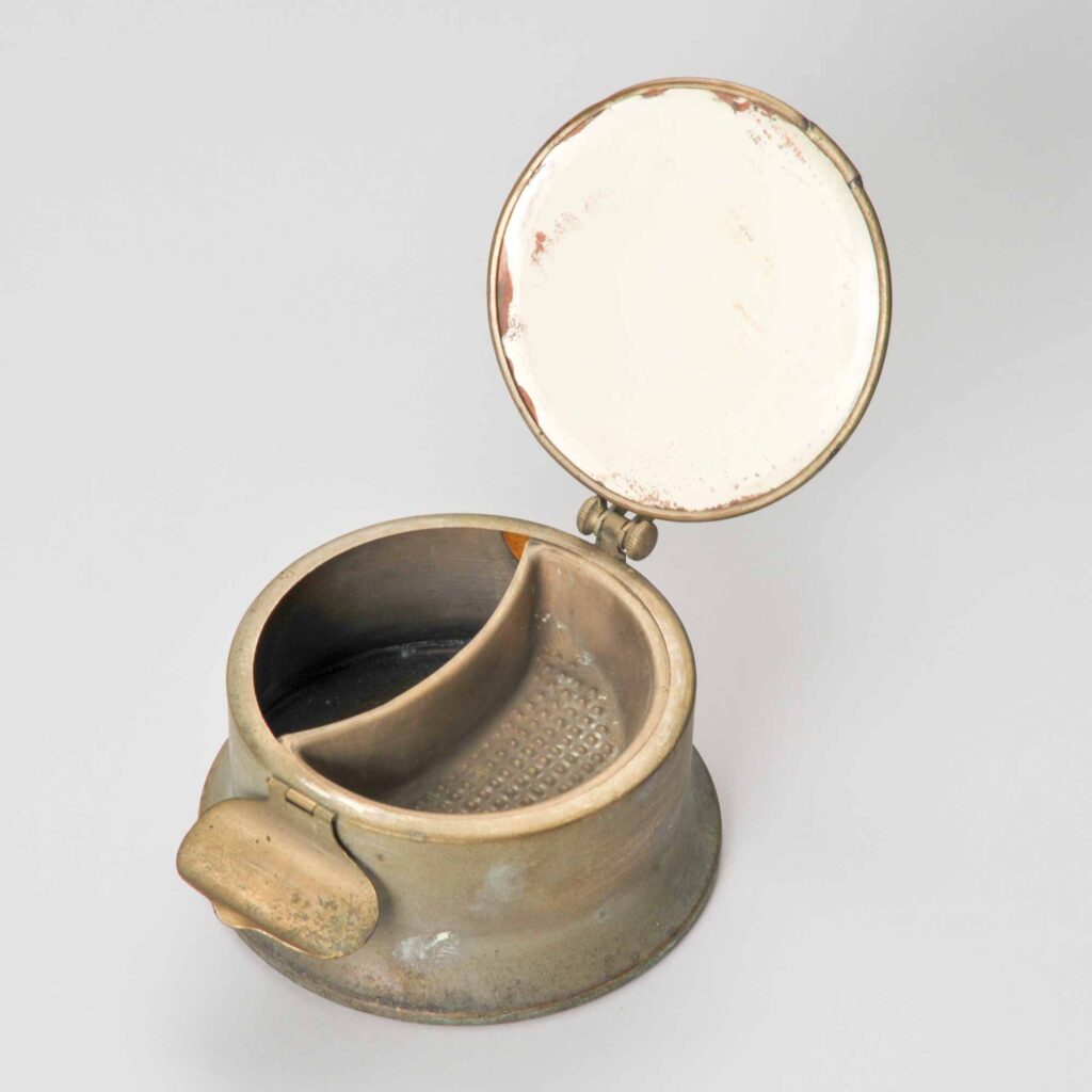 出張理容ヒゲ剃用鏡付カップ　昭和13年　神村篤氏（鹿児島）寄贈