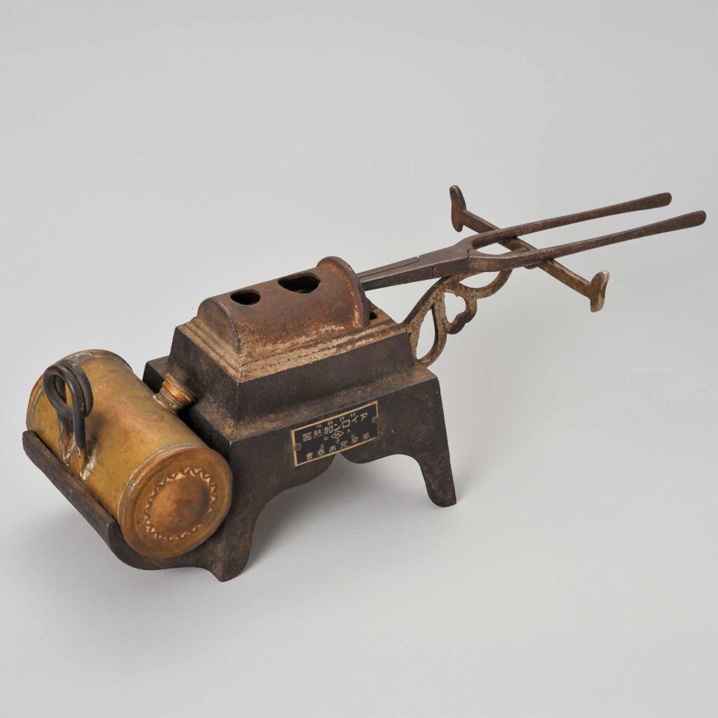 アイロン加温器（昭和初期）渋谷和夫氏（静岡）寄贈