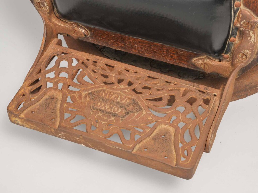 ハイドリック理容椅子　昭和初期　増山孝平氏（長野）寄贈