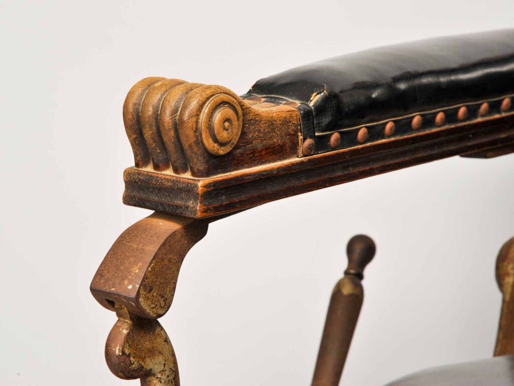 ハイドリック理容椅子　昭和初期　増山孝平氏（長野）寄贈