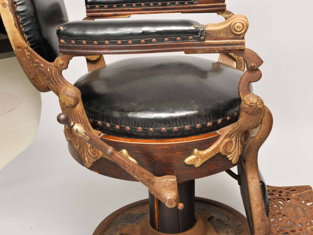 ハイドリック理容椅子　昭和初期　増山孝平氏（長野）寄贈