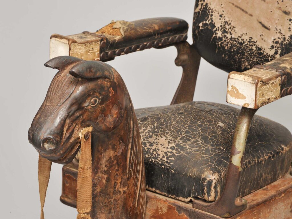 子供用理容椅子　昭和26年製　塩田幸男氏（東京）寄贈