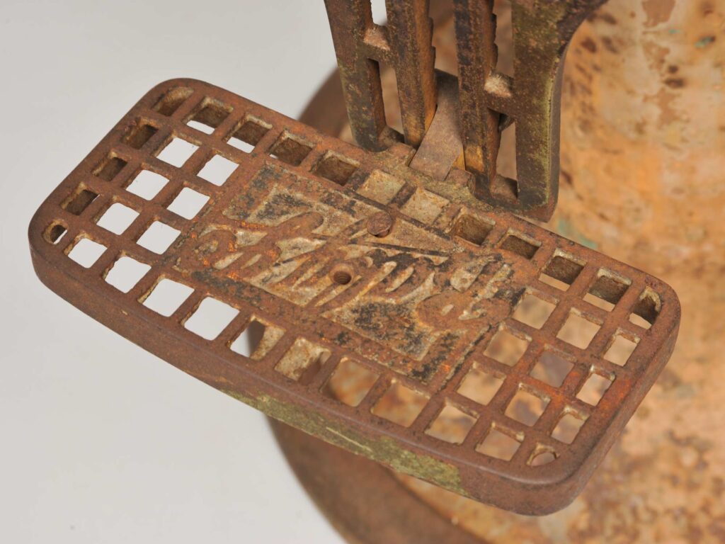 子供用理容椅子　昭和26年製　塩田幸男氏（東京）寄贈