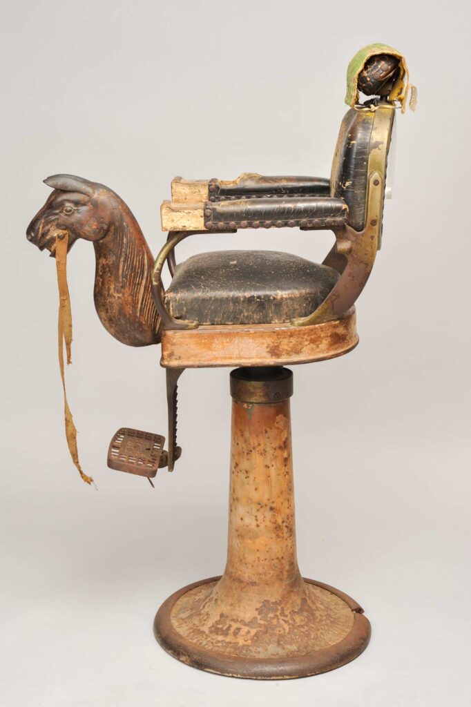 子供用理容椅子　昭和26年製　塩田幸男氏（東京）寄贈