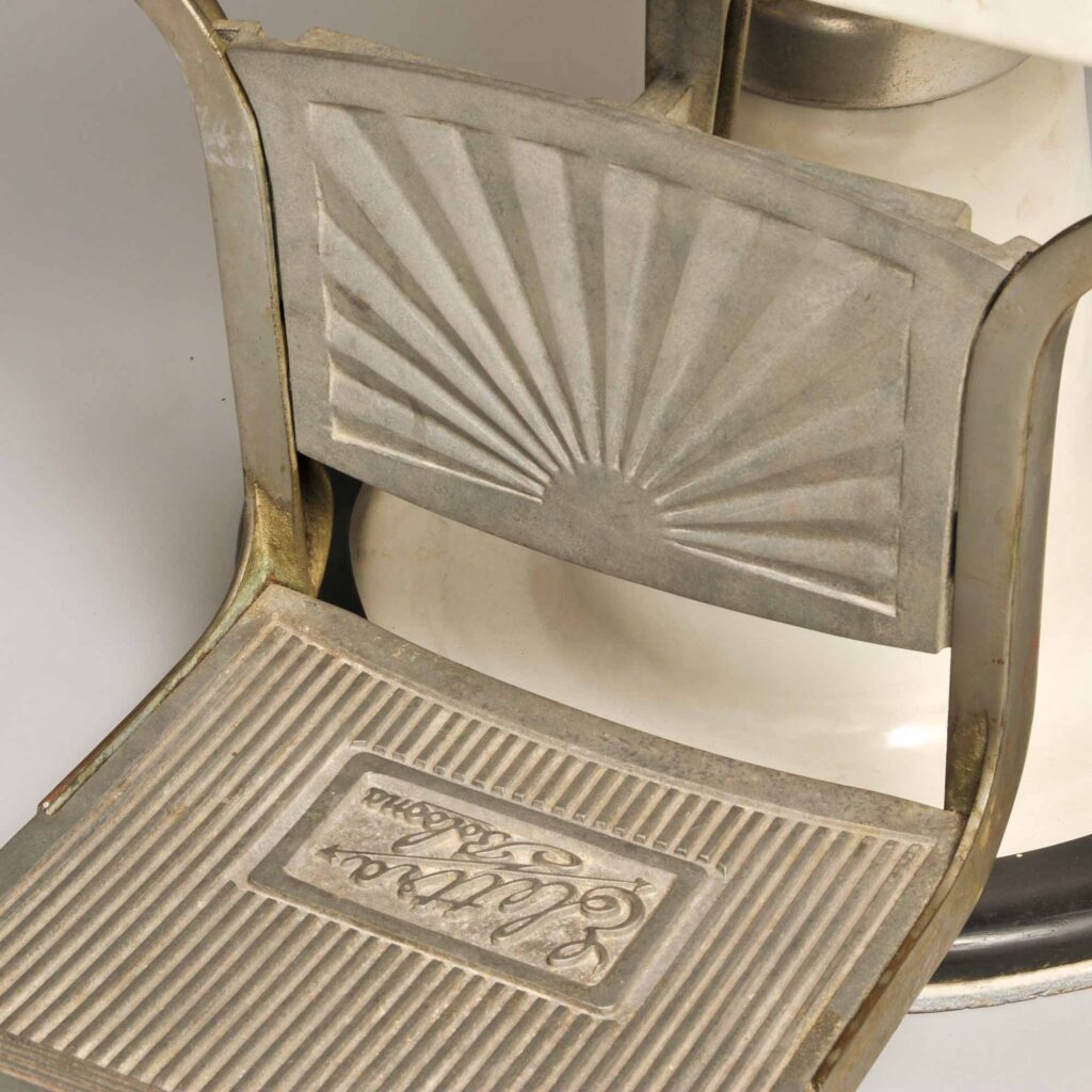 金属製理容椅子　昭和戦後　岩崎成夫氏（東京）寄贈