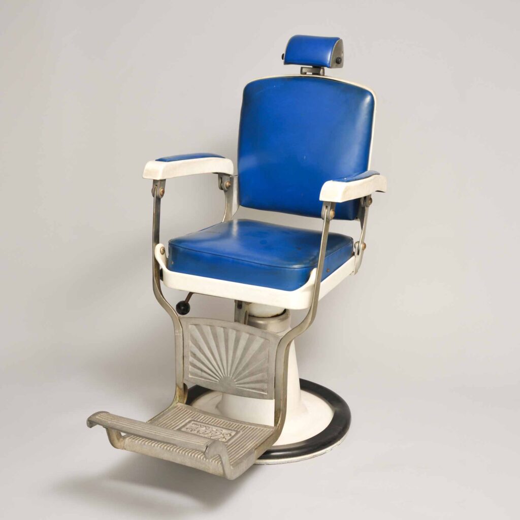 金属製理容椅子　昭和戦後　岩崎成夫氏（東京）寄贈