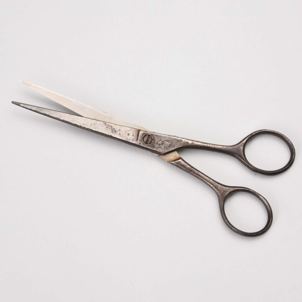 庄司岩三郎先生愛用の鋏　松村重貴智氏（東京）寄贈