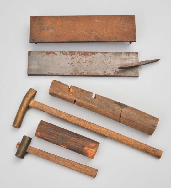 理容鋏 調整用金盤と金槌 大原由蔵氏（東京）寄贈