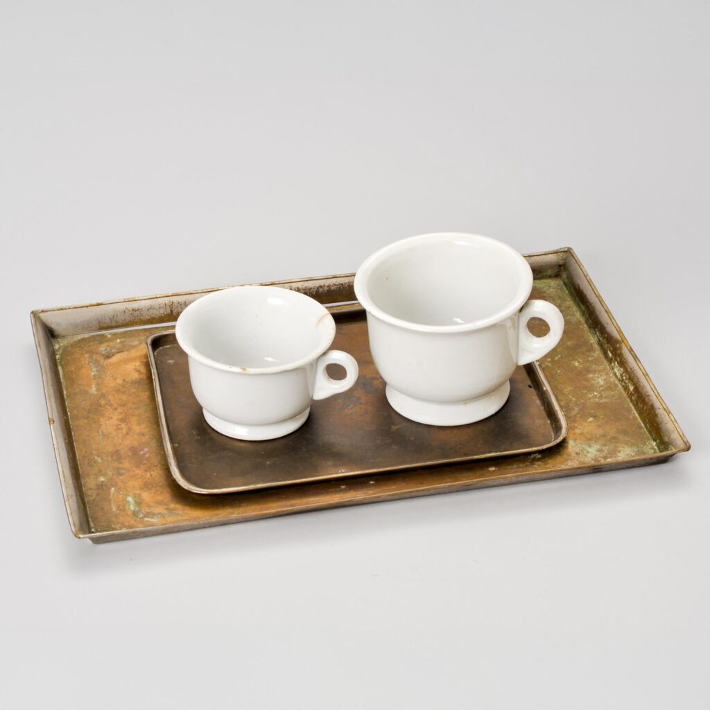 カップ用皿２枚 昭和戦前　大塚安夫氏(埼玉）寄贈